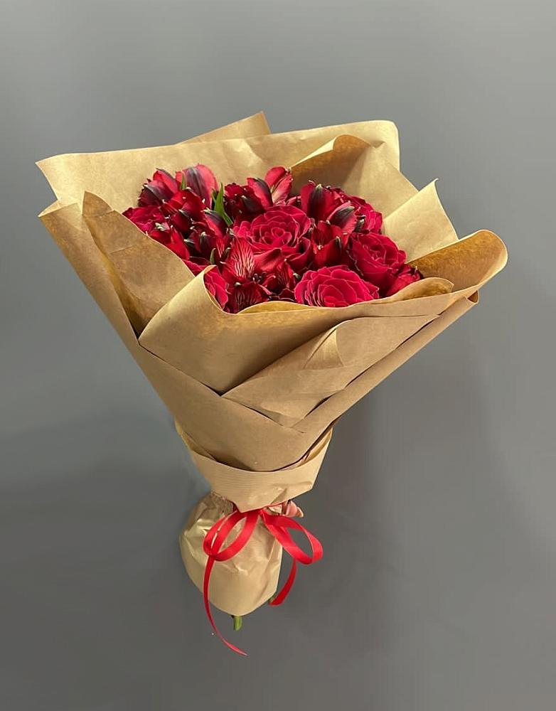 Букет цветов из: Альстромерии и Розы в Смоленском Алтайский край