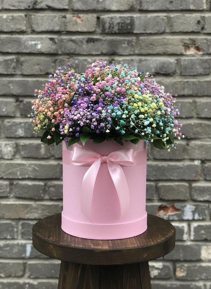 Цветочная композиция из Гипсофила и Розы в шляпной коробке в Смоленском Алтайский край