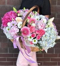 Композиция солнечный день в Смоленском Алтайский край Цветочная композиция из Розы, Хризантемы, Пионы и Лизиантусы в корзине в Смоленском Алтайский край
