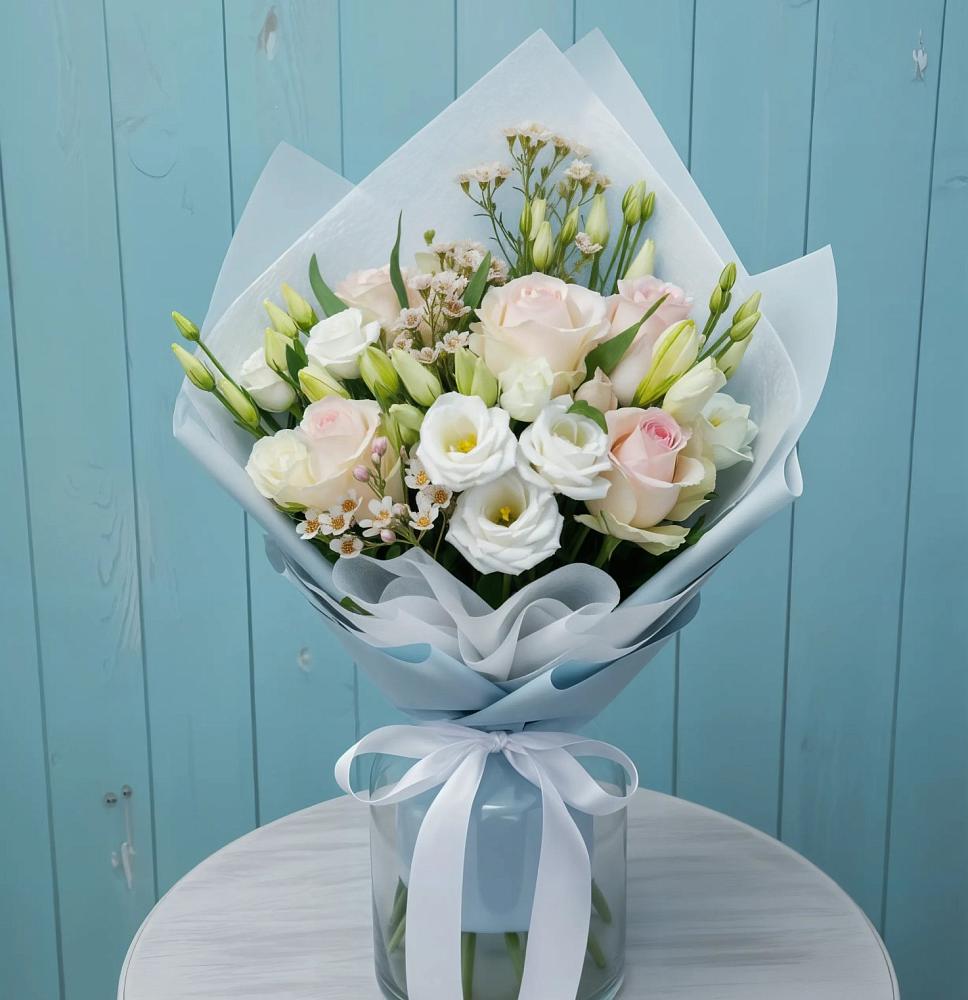 Букет цветов из: Розы и Лизиантусы в Смоленском Алтайский край