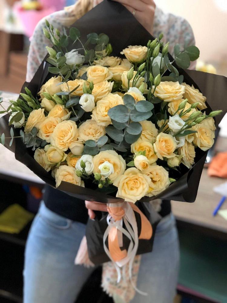 Букет цветов из: Розы и Лизиантусы в Смоленском Алтайский край