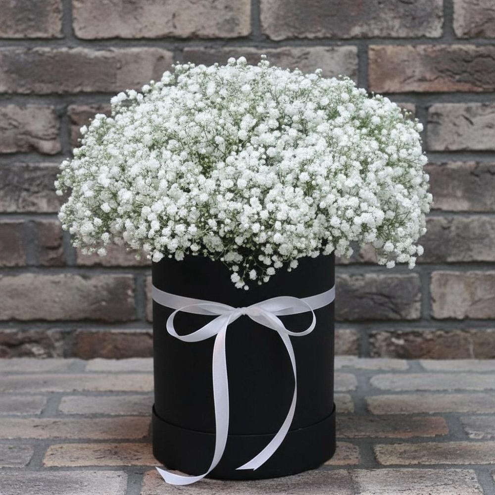 Цветочная композиция из Гипсофила в шляпной коробке в Смоленском Алтайский край