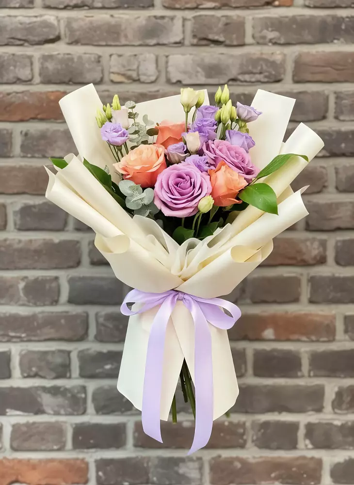 Букет цветов из: Лизиантусы и Розы в Смоленском Алтайский край