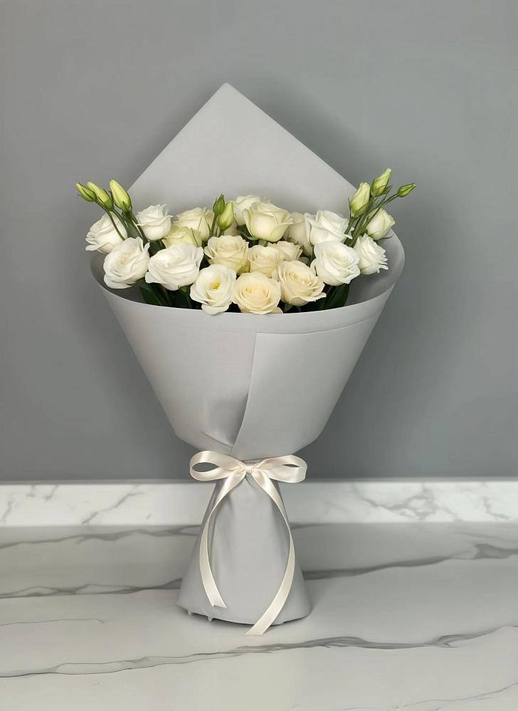 Букет цветов из: Розы и Лизиантусы в Смоленском Алтайский край