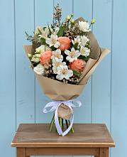 Букет цветов из:  Альстромерии, Лизиантусы, Розы и Хризантемы в Смоленском Алтайский край