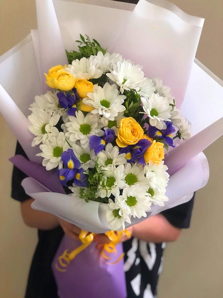 Букет цветов из: Ирисы, Хризантемы и Розы в Смоленском Алтайский край