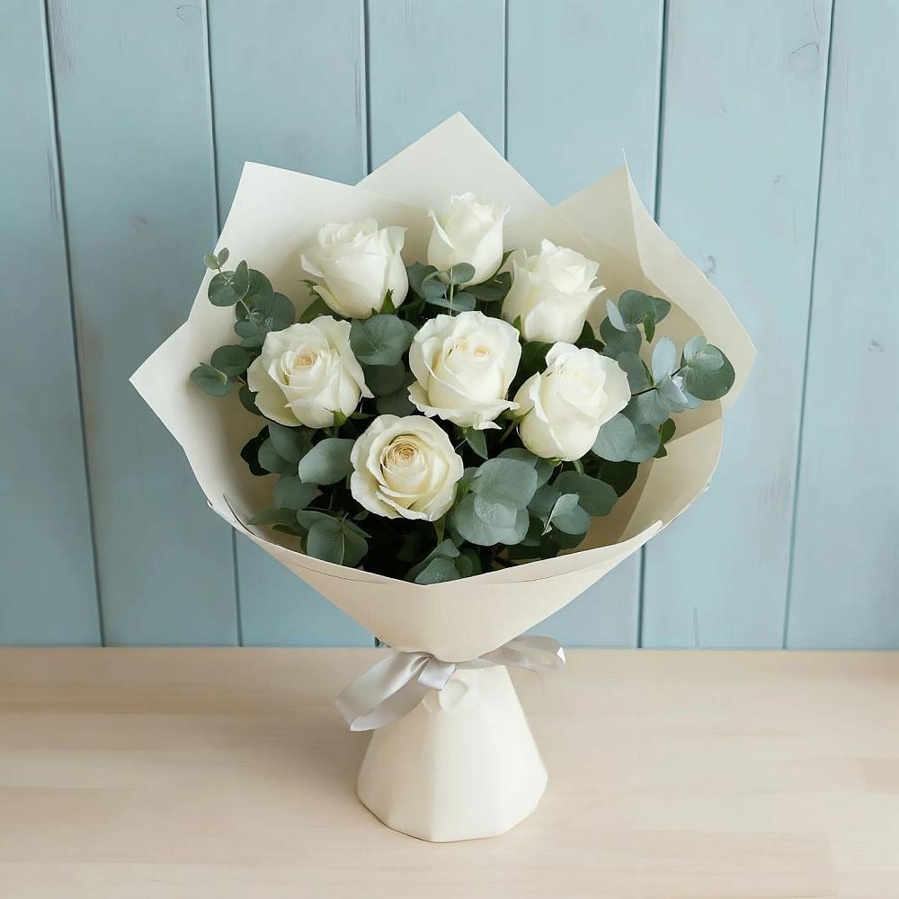 Букет Белые розы в Эвкалипте в Смоленском Алтайский край