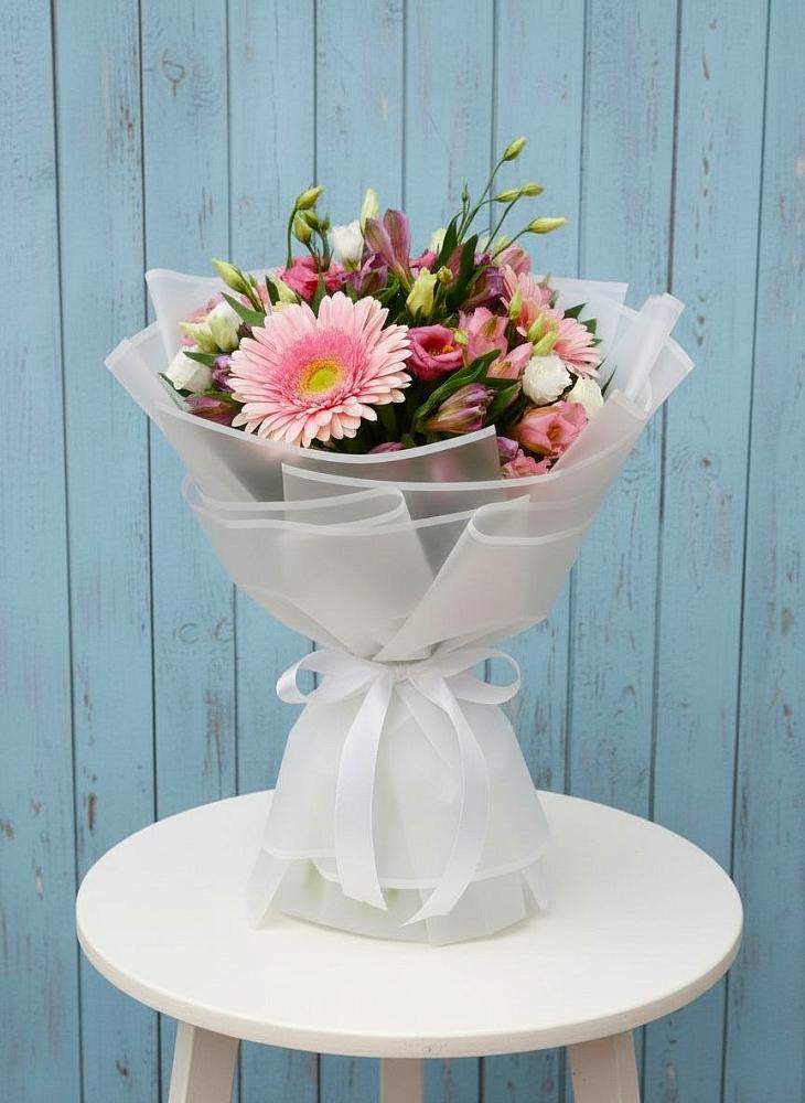 Букет цветов из: Герберы, Альстромерии и Лизиантусы в Смоленском Алтайский край