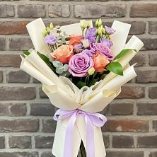 Букет цветов из:  Лизиантусы и Розы в Смоленском Алтайский край