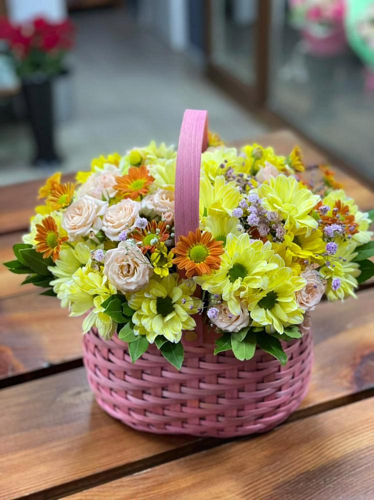 Цветочная композиция из Хризантемы и Розы в корзине в Смоленском Алтайский край