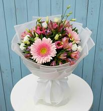 Букет цветов из:  Герберы, Альстромерии и Лизиантусы в Смоленском Алтайский край