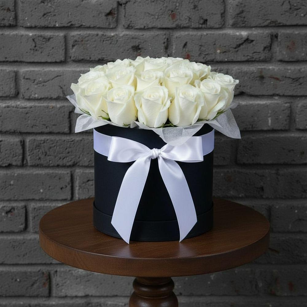 Цветочная композиция из Розы в шляпной коробке в Смоленском Алтайский край