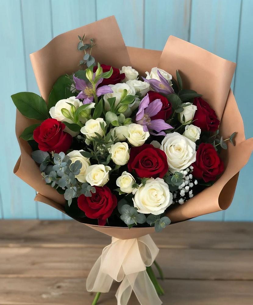 Букет цветов из: Розы и Альстромерии в Смоленском Алтайский край