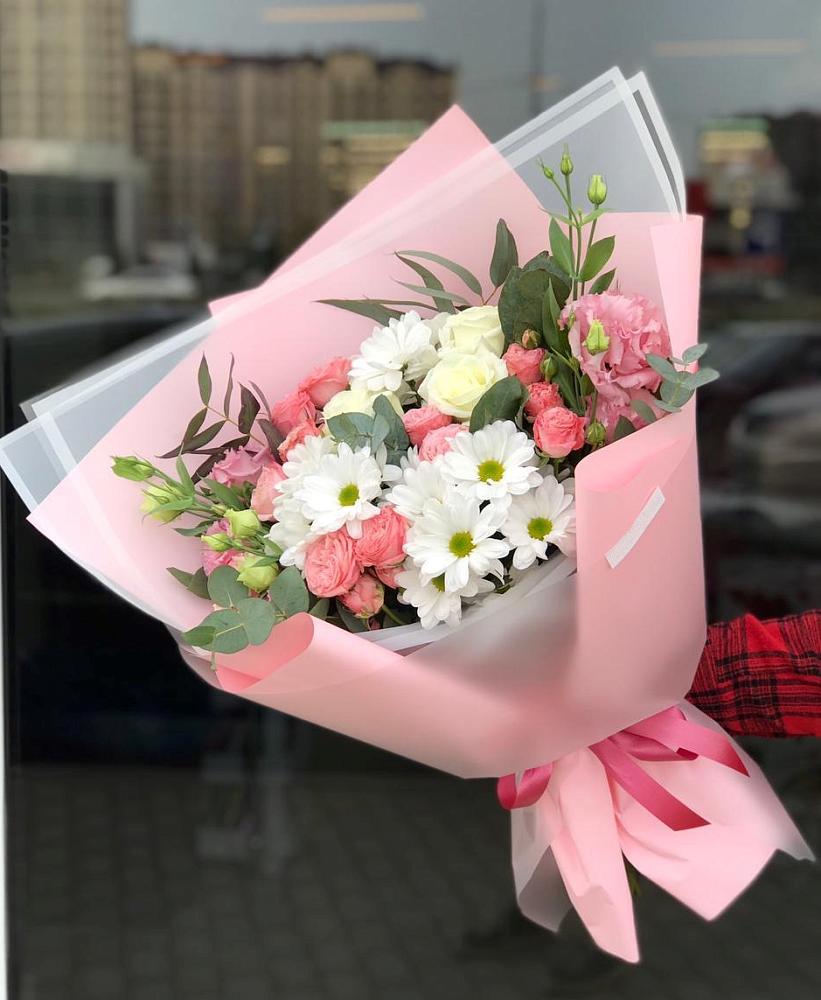 Букет нежный в Смоленском Алтайский край Букет цветов из: Розы, Лизиантусы и Хризантемы в Смоленском Алтайский край