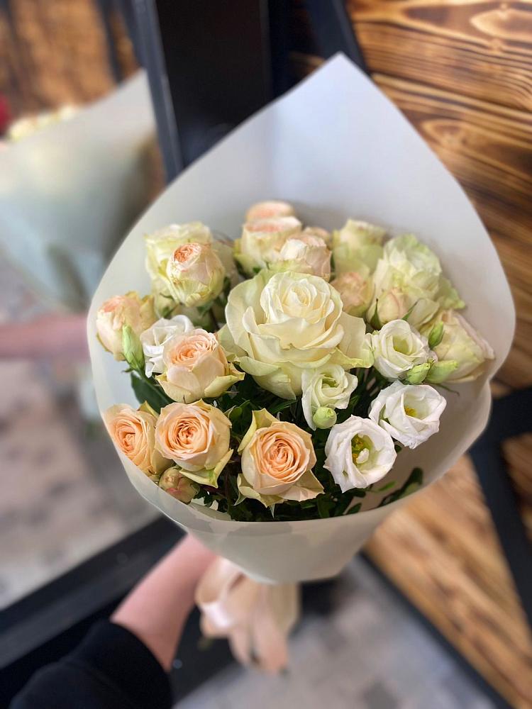 Букет цветов из: Розы и Лизиантусы в Смоленском Алтайский край