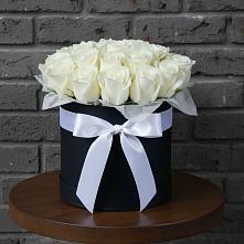 Цветочная композиция из Розы в шляпной коробке в Смоленском Алтайский край