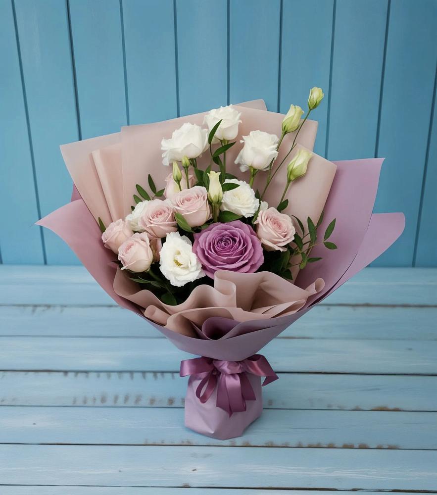 Букет цветов из: Розы и Лизиантусы в Смоленском Алтайский край